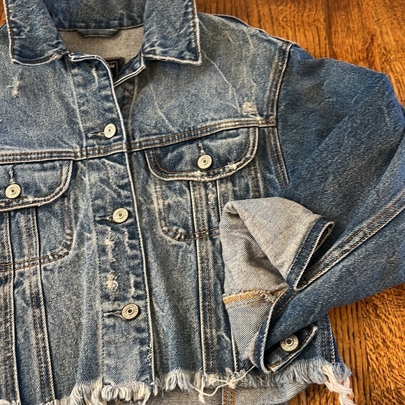 NWOT CROPPED ABERCROMBIE AND FITCH CROP JEAN JACKET - SIZE XS - Picture 5 of 8